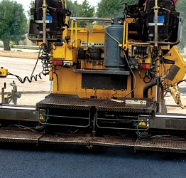 Эксплуатация асфальтоукладчиков требует больших усилий